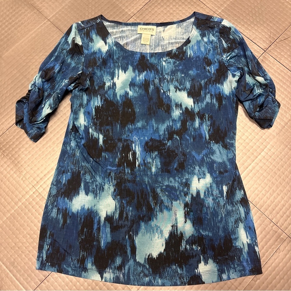 CHICOS WOMENS TRAVELERS SHIRRED ELBOW SLEEVE TOP SIZE 0 BLUE & BLACK